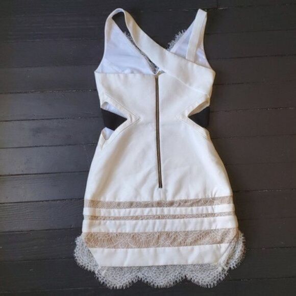 Three Floor White Dress - Picture 6 of 8